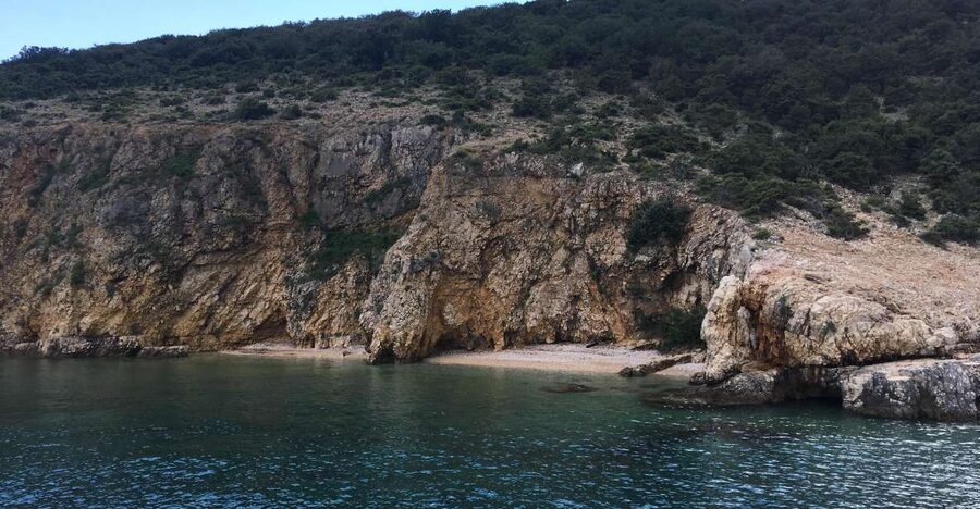 5h Plavnik Island: Swim & Snorkel with Capt. Bobo (Public) - Swimming through the rocks to Love Cave