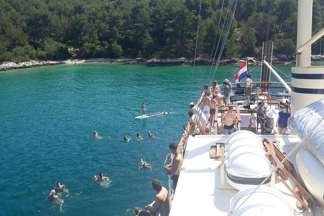 All Inclusive Brac and Solta islands swimming cruise - Stomorska on Solta: a small port with breathing room