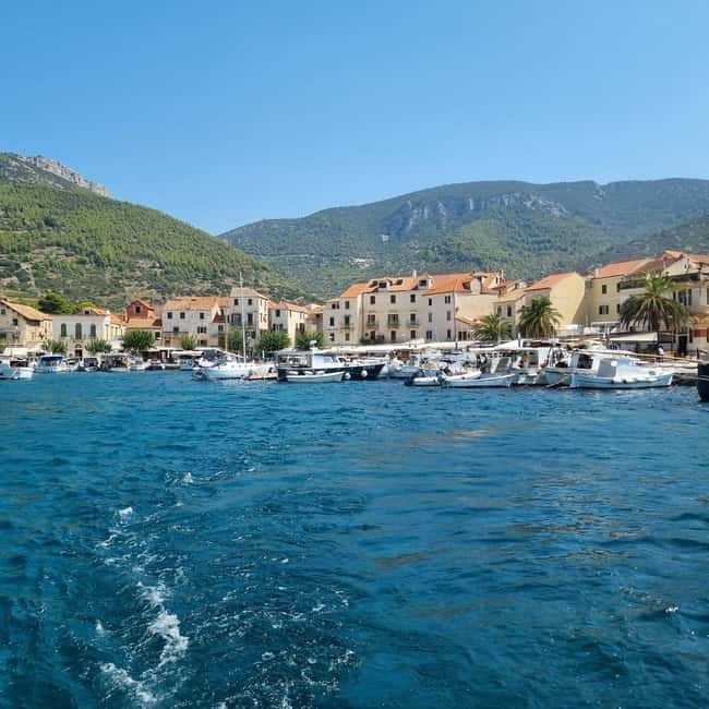 Blue Cave & Island Treasures: Komiža & 5 Gems Boat Tour - A final break at Carpe Diem Beach Bar