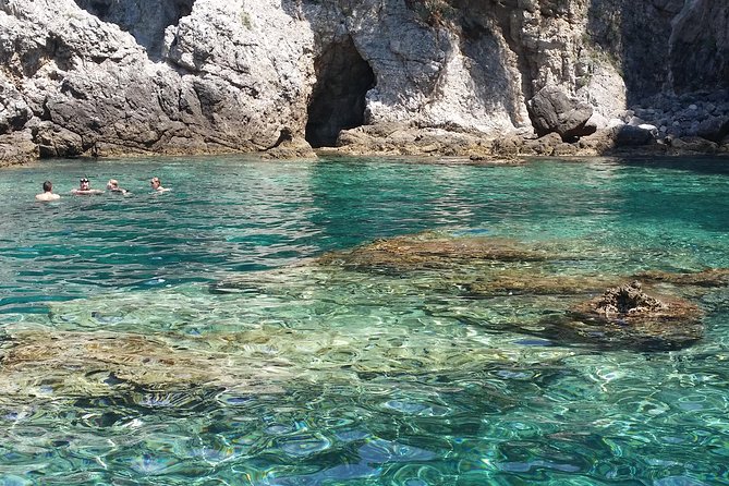 BLUE CAVE private speedboat tour with drinks - What the skipper adds to the experience