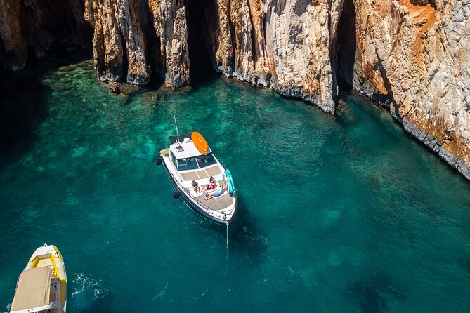 Blue & Green cave tour with yacht from town Hvar - The Good and the Rough Edges
