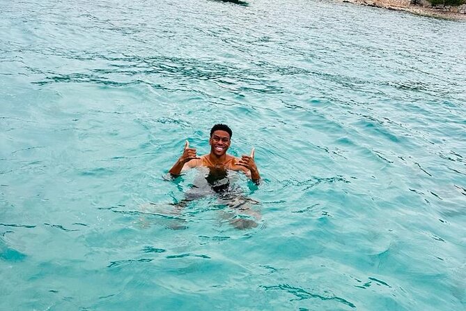 Blue Lagoon Tour from Split with Bottled Water and Wine Included - Guides, music, and the social mood