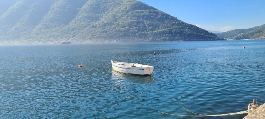 Blue Sea & Black Mountains - Montenegro - What the guides add to the day