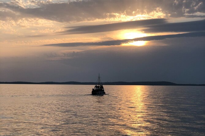 Dolphin Watching Tour – 85% Chance – Drinks & Dinner Included - Included drinks and the onboard atmosphere
