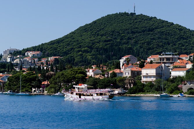 Dubrovnik: 3 Islands Boat Tour with Lunch & drinks(FR, ES, EN) - What the large boat means for comfort