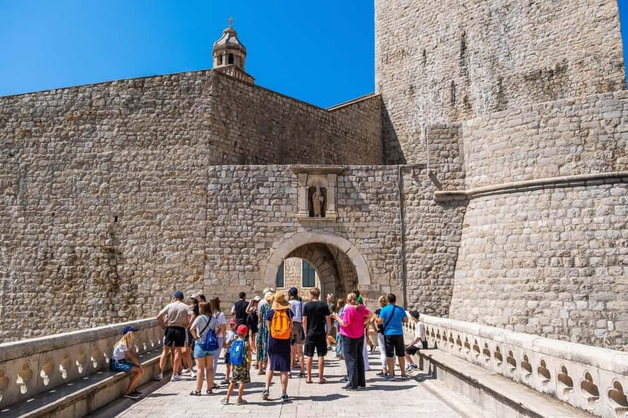 Dubrovnik: City Walls, Old Town Walking Tour & Adriatic View - Franciscan Monastery and the old pharmacy