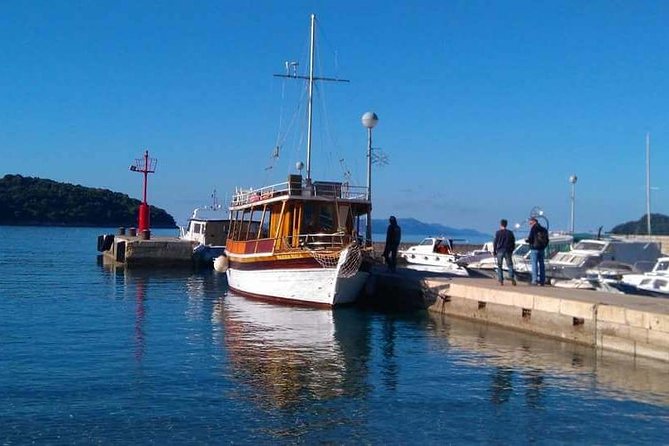 Dubrovnik Elafiti Islands Cruise with Lunch, Drinks and Pickup - Lunch on board, with fish, meat, or vegetarian choices