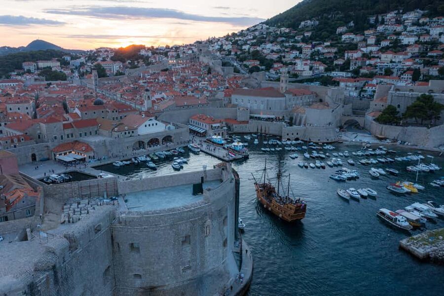 Dubrovnik: Galleon Sunset Cruise with a Live Guide & Drink - Sunset timing and what the light changes