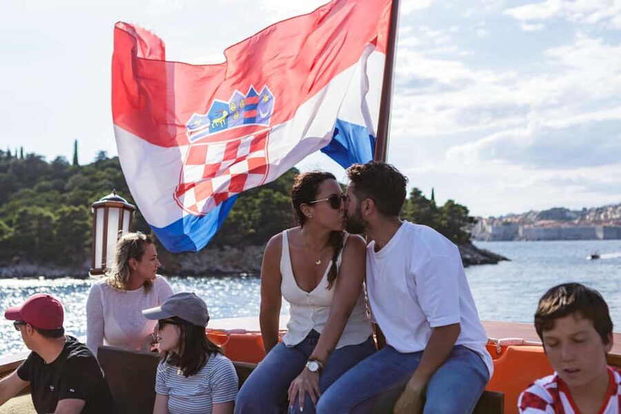 Dubrovnik: Galleon Sunset Cruise with a Live Guide & Drink - Practical tips for a smoother evening