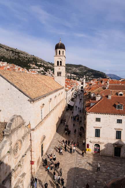 Dubrovnik Old Town: Night tour with History, Wine & Bites - Onofrio’s Fountain and Dubrovnik’s daily life