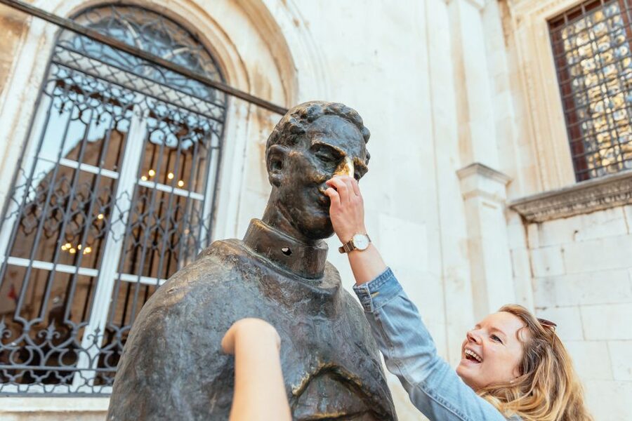 Dubrovnik: Private Family Friendly City Tour with Guide - Games, quizzes, cats, and a local treat