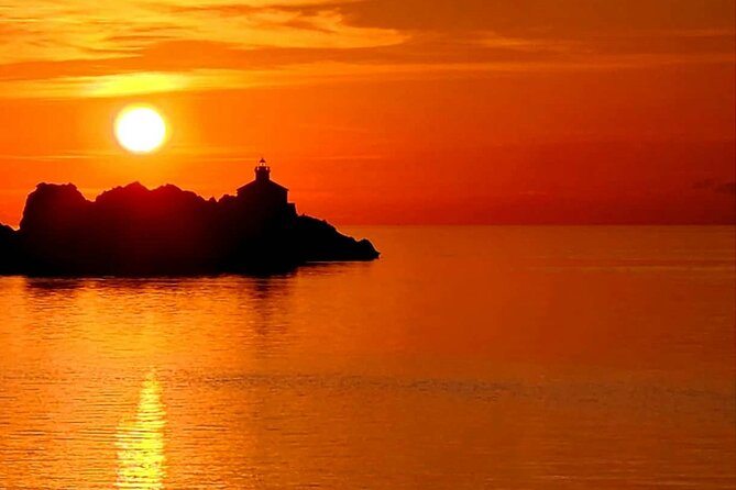 Dubrovnik Sunset Catamaran Cruise with drinks - The catamaran setup and onboard atmosphere