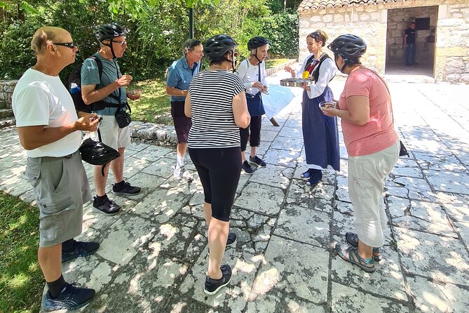 E-Bike Tour + Gourmet Lunch + Wine Tasting (Small Group) - A three-course lunch with wine in Ljuta