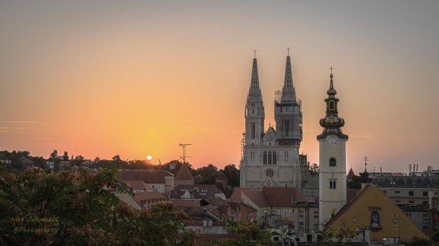 Exclusive old Zagreb walking tour - Ban Jelačić Square and the city’s everyday center