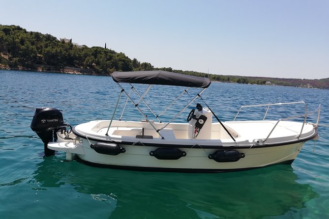 Explore the West coast of the island Brac by BETINA boat - Bobovisca na Moru: a calm first stop