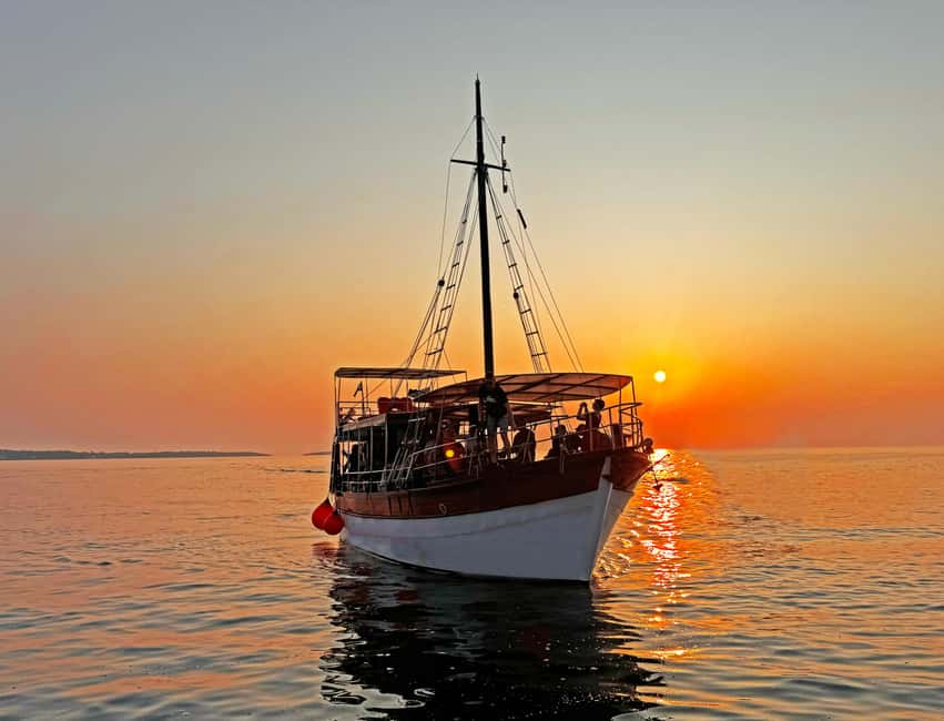 Fazana: Dolphin Finder in Brijuni islands Safari with Dinner - Dinner at a private table