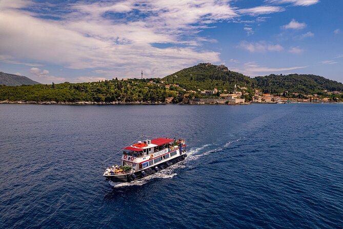 From Dubrovnik: Premium Three Island Cruise with lunch and drinks - Lunch arrives on the way to Šipan