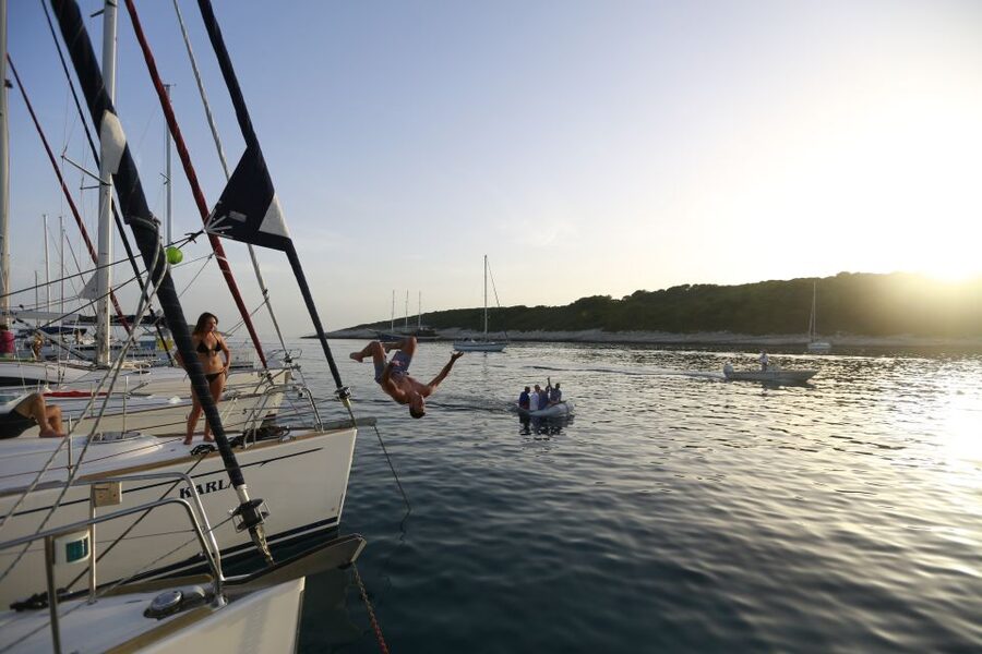 From Hvar: Pakleni Islands & Red Rocks Comfort Sailboat Tour - Lunch at a quiet bay on Hvar Island