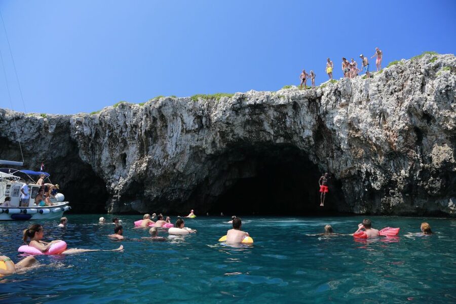 From Hvar: Pakleni Islands & Red Rocks Comfort Sailboat Tour - How the weather affects your plans
