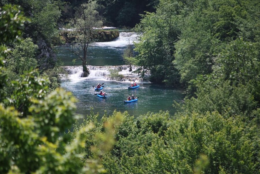 From Slunj: Mrežnica Canyon Kayaking Tour - Primišlje: getting ready beside the river