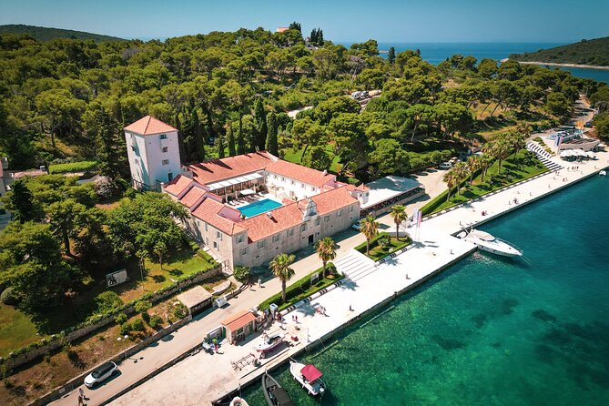 From Trogir & Split: Half Day Speedboat Tour with Blue Lagoon - What the crew adds to the experience