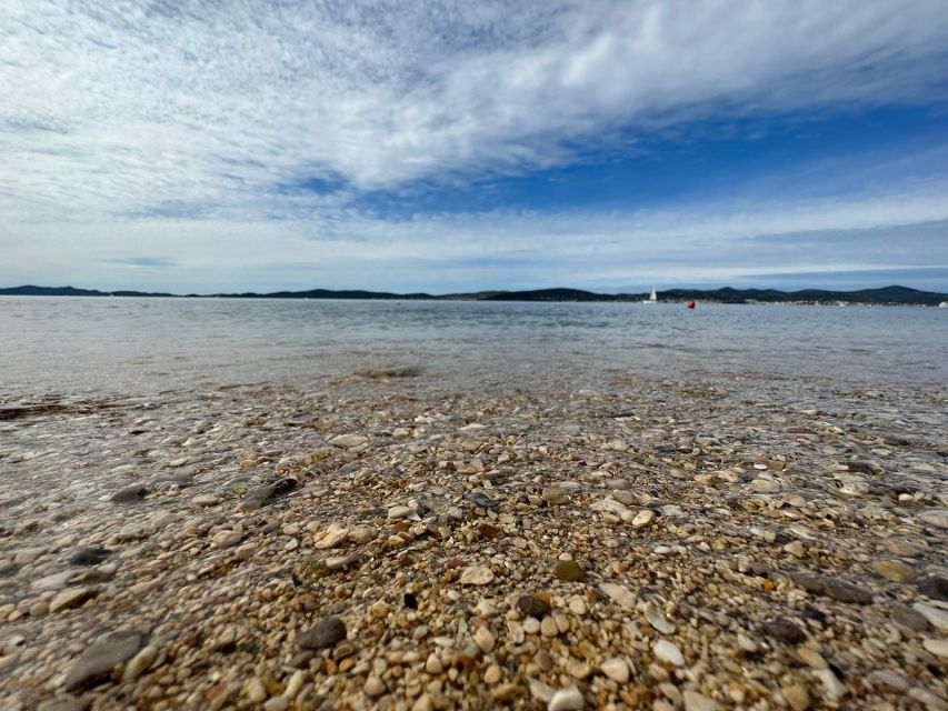 From Zadar: Island-Hopping Speedboat Tour with Drinks - The changing middle stop