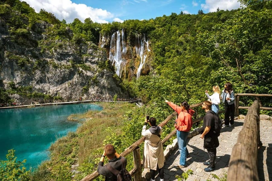 From Zagreb: Plitvice Lakes National Park Tour with Tickets - Entering the 16 lakes of Plitvice