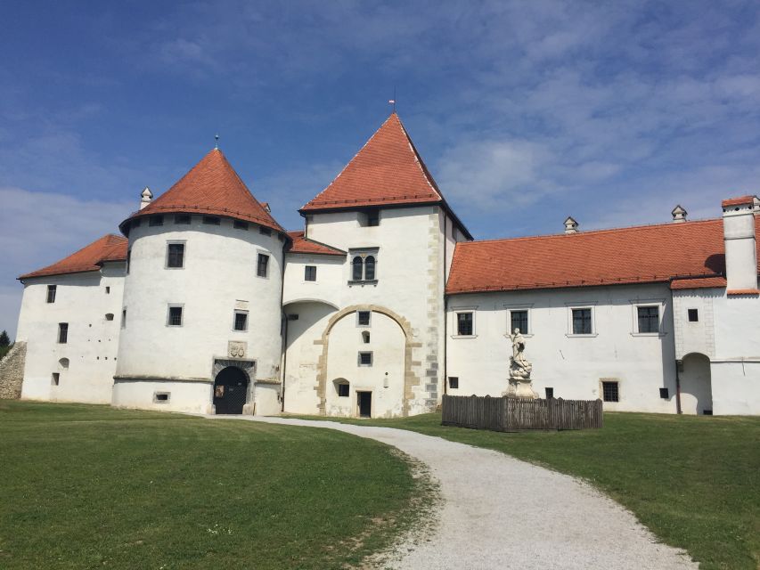 From Zagreb: Varazdin Baroque Town & Trakoscan Castle - Guides make the difference