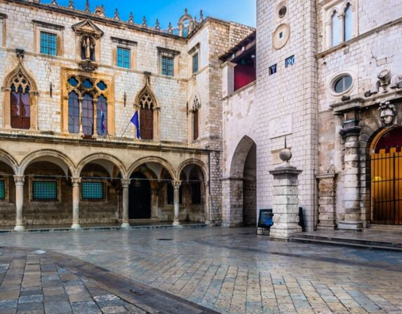 Group tour: Dubrovnik Walking Tour (1h duration, 9:30am, 6pm - Walking through Dubrovnik instead of reading around it