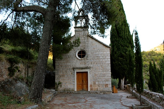 Hvar Hidden Gems Small Group Half Day Tour with Lunch or Dinner - Walking through Velo Grablje’s stone lanes