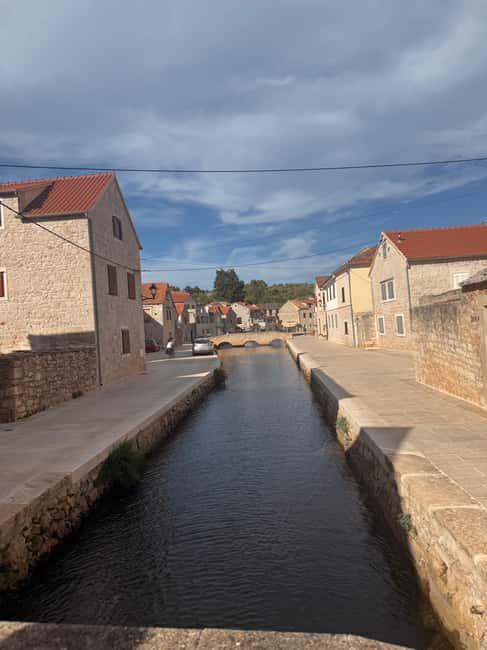 Hvar: Hvar Wine Tasting Experience - One winery, several Hvar wines