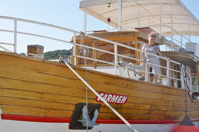 Island Hopping & City Walls Cruise with Food and Open Bar - Lunch, wine, and the small details on board