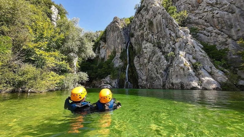 Iz Omisa/Zadvarija: Extremni Canyoning na rijeci Cetini - Choosing the 55-meter descent or the hiking route