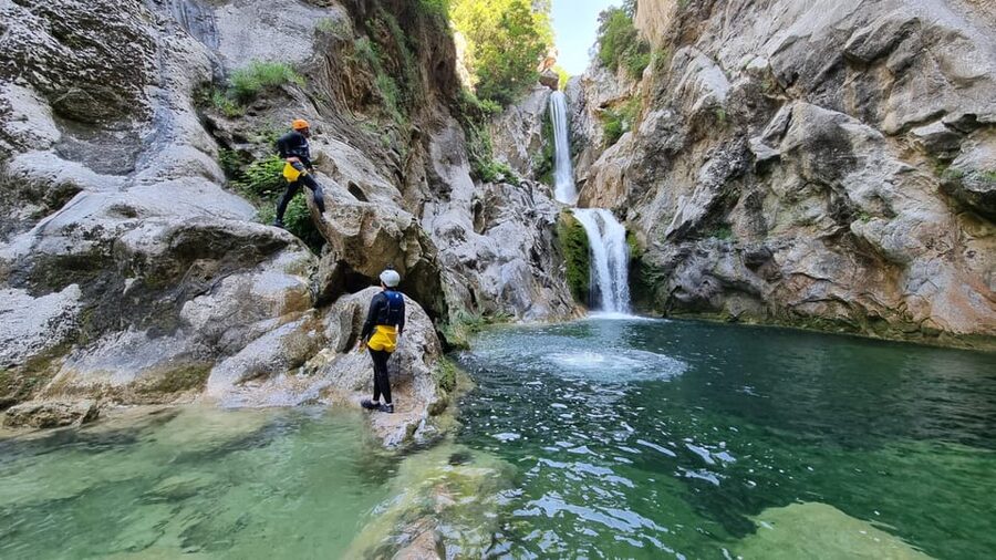 Iz Omisa/Zadvarija: Extremni Canyoning na rijeci Cetini - Why the small group and guide matter