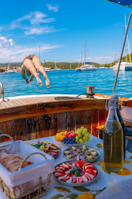 Korčula: Sail Away - tour with traditional craftmanship boat - Who will enjoy MIAMI most?