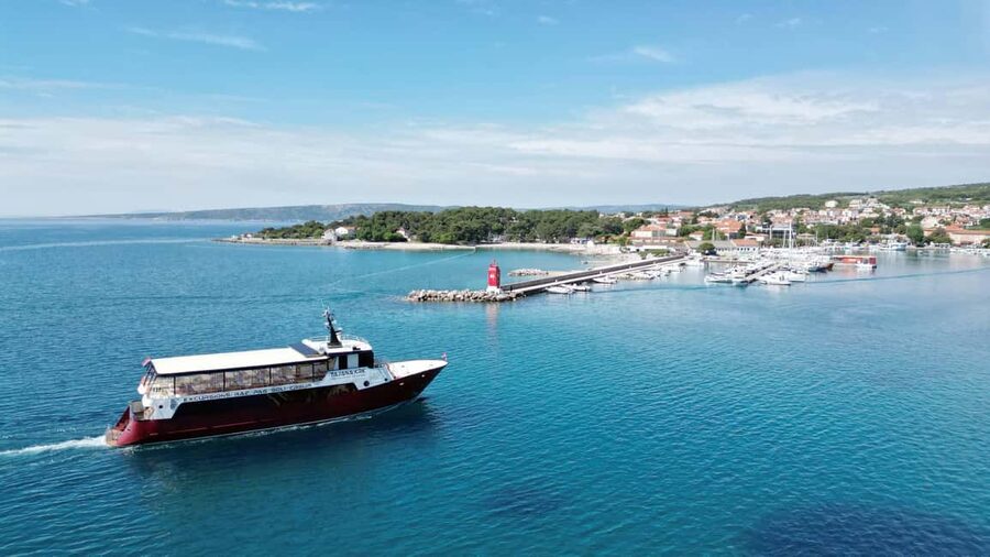 Krk:Rab & Pag Boat Trip with Swimming & City Tour with lunch - Lunch on deck with the sea moving beneath you