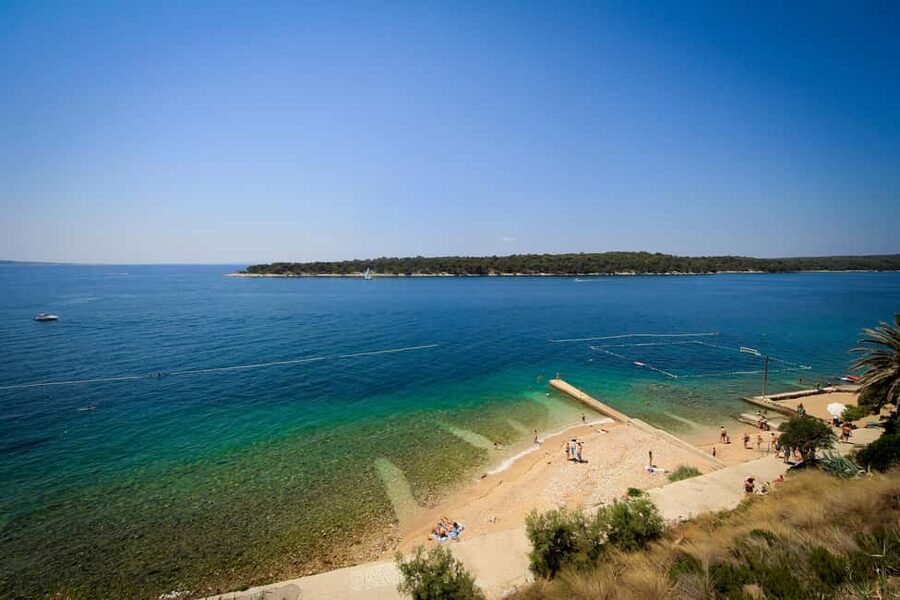 Krk:Rab & Pag Boat Trip with Swimming & City Tour with lunch - Boat comfort, staff, and onboard extras