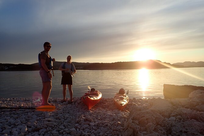 Lumbarda-Sunset Kayaking Experience with picnic: Wine and Sweets - Vrnik and the story in the stone
