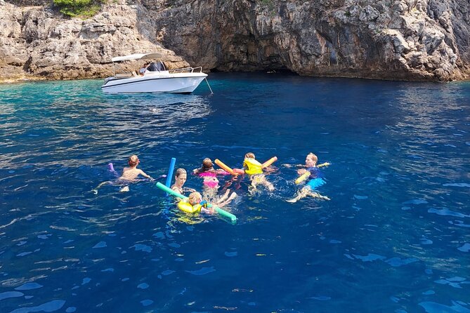 Luxury Elaphite Islands half day Cruise with lunch Apreamare - What the boat setup adds to the day