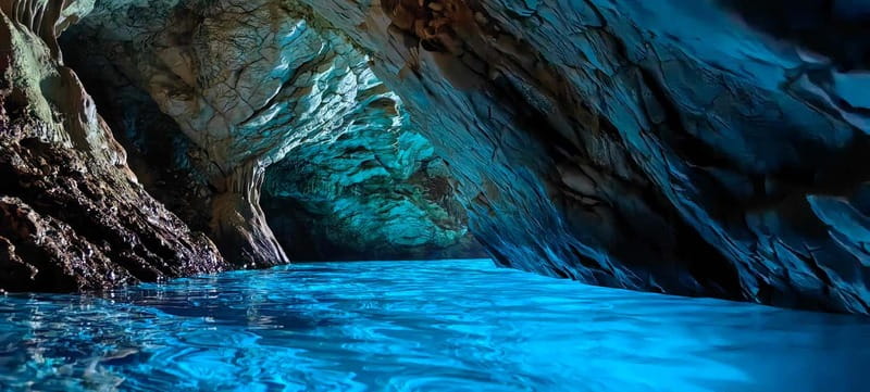 Makarska: 3-island Speedboat Cave & Blue Lagoon Tour - The 40-minute ride to Hvar