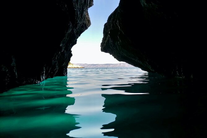 Makarska: 3-Island Speedboat Tour with Cave and Blue Lagoon - The boat time is part of the price