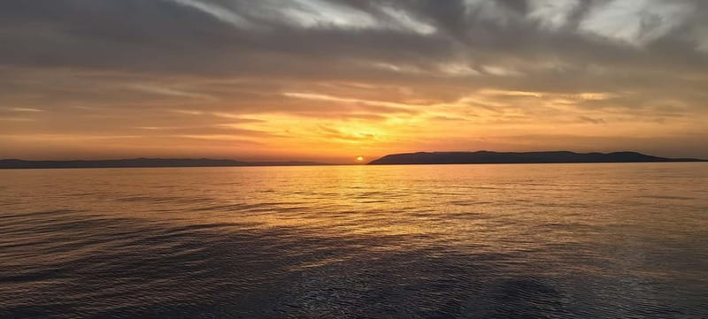 Makarska: Speedboat Sunset Tour to hidden bay on island Brač - Who will get the most from this evening