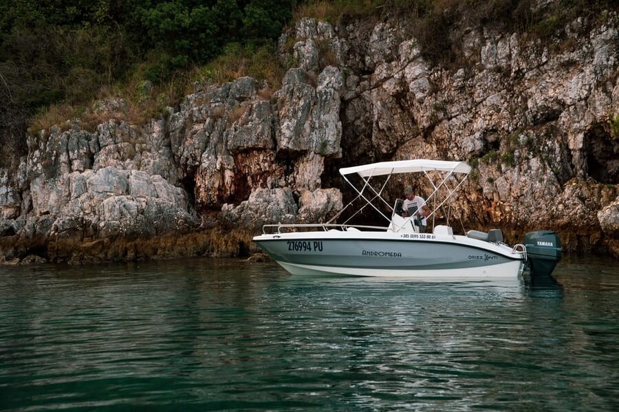 Medulin: Morning on Speedboat with Cave & Island Snorkeling - Resting on sandy Levan island