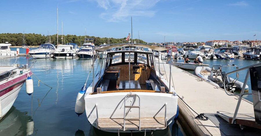 Medulin: Private Boat Tour with Captain - Passing Porer Lighthouse and Fenoliga