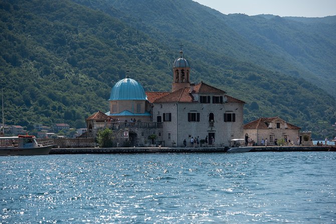 Montenegro: Bay of Kotor Day Trip from Dubrovnik English -Español - The Coach Ride and Group Size
