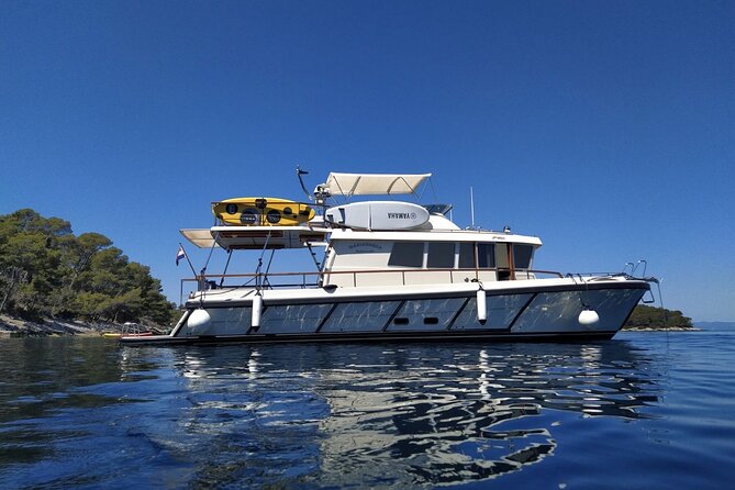 Odysseus Cave Private Yacht Excursion from Korcula - Entering the small limestone opening