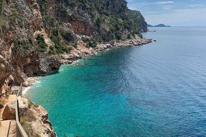 Picnic on Croatian Secret Beach - What you find beneath the cliffs