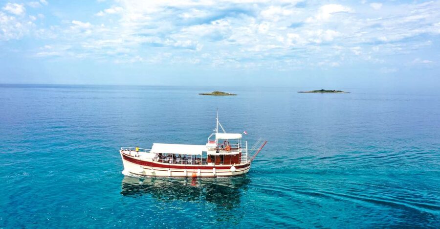Poreč: Panoramic Morning Cruise Among 20 Islands with Drinks - Vrsar as a coastal turning point