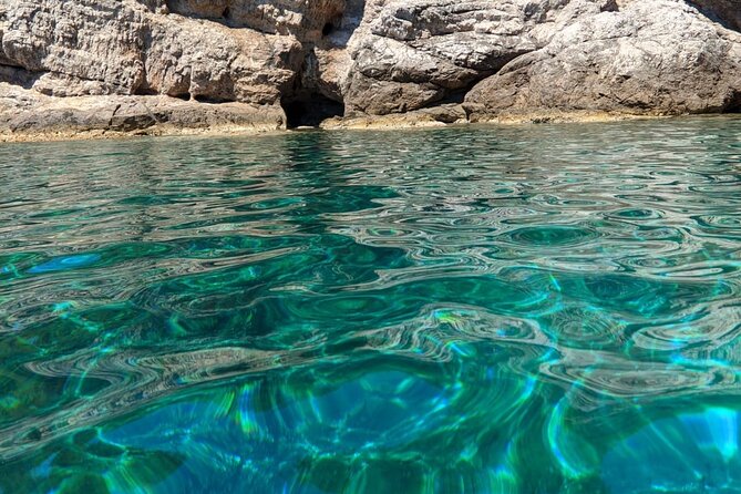 Private Speedboat Tour- Blue cave, sandy beaches and snorkelling - The price is fair, but calculate the real total