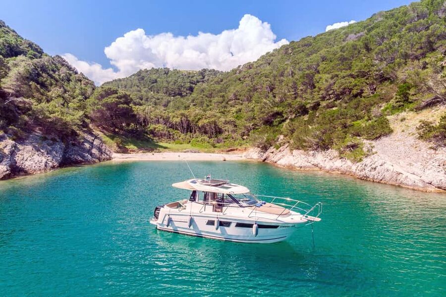 Private speedboat tours Sea Symphony - The Little Blue Cave in Pokrivenik Bay